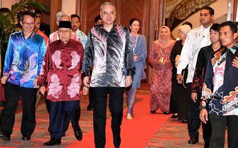 You can watch the ceremony live here. Work closely with political leaders, Sultan Nazrin urges ...