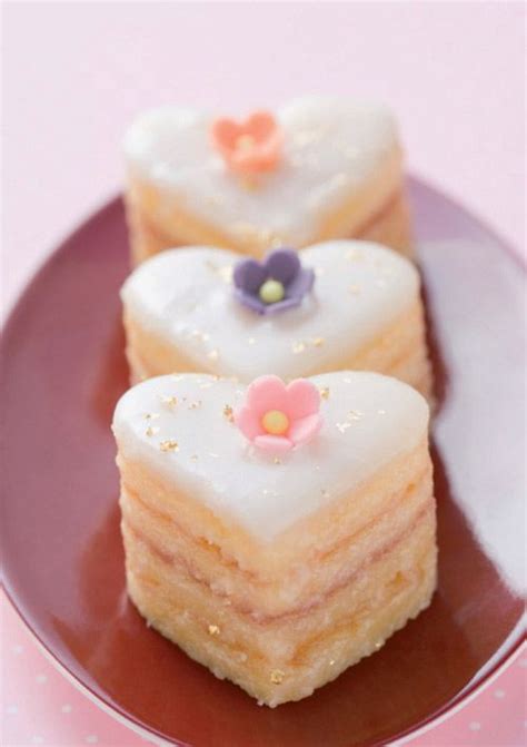 Deswegen besitzen die meisten mittlerweile mindestens eine form speziell für herzkuchen, die am valentinstag, aber auch am muttertag oder an geburtstagen, aus dem schrank geholt wird. Rezepte für Schokoladenherzen oder Petits Fours in ...