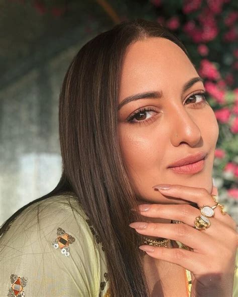 Actress Sonakshi Sinha Shared New Look In Dress See Her Latest Photos Here In Marathi News