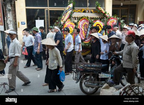 Procession Vietnam Funeral Hi Res Stock Photography And Images Alamy