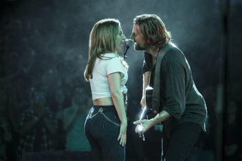 Review Bradley Cooper Makes Directorial Debut With A Star Is Born Shootonline