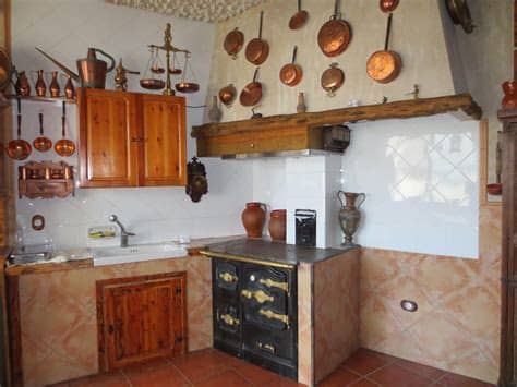 Una cocina moderna y rústica. El Talon Sierte, construcción en Cantalejo (Segovia): mayo ...