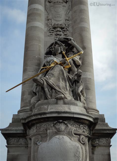 France De La Renaissance Statue On Pont Alexandre Iii Page 551