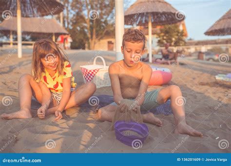 Niños Felices Y El Jugar Con La Arena En La Playa Imagen De Archivo Imagen De Arena Positivo