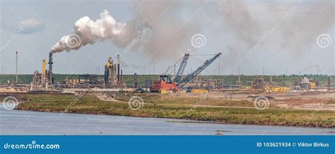 Oil Sands Refiner Industry Plant And Heavy Equipment Stock Photo