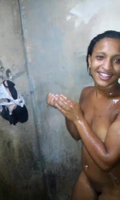Novinha Pelada No Banho Gravou V Deo Caseiro Rebolando Toda Molhadinha