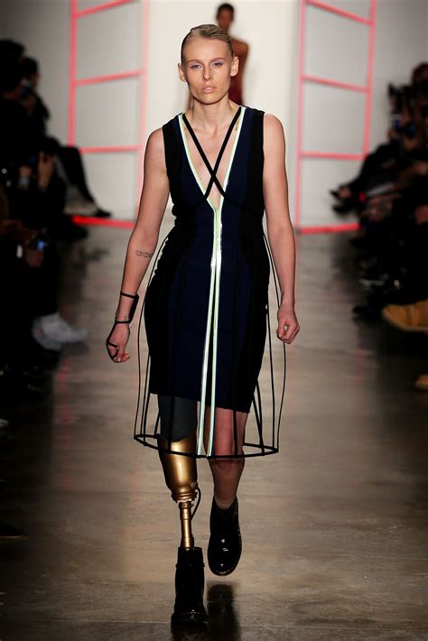 Model Lauren Wasser Who Lost Part Of Her Leg Just Walked In Her First Fashion Show Teen Vogue