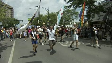 Rainy Chicago Weather Cant Dampen Pride Parade Youtube
