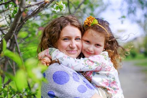 La Hija Abraza A Mamá Mujer Feliz Sosteniendo A Una Niña Pequeña En Sus