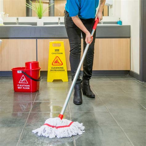 Tips For Keeping The Office Clean If You Are Cleaning It Yourself