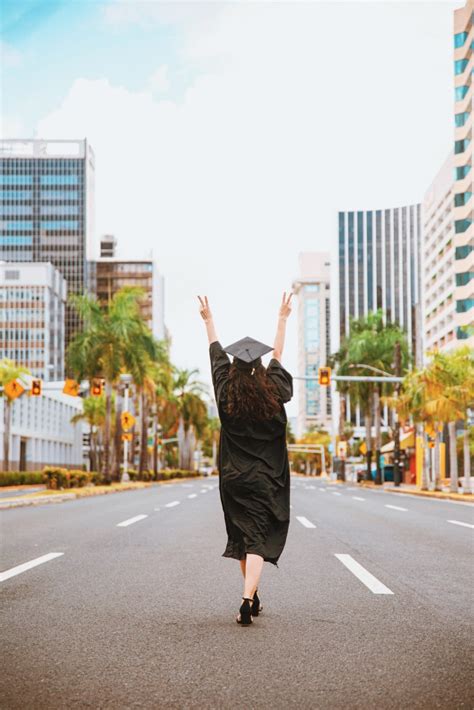 7 Graduation Posing Ideas You Need To Try Out Alanis Colina