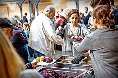 Essen Für Bedürftige In Stuttgart Nächstenliebe Die Durch Den Magen