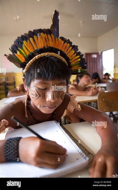 Los Niños Indios De Xingu Ir A La Escuela Construida En La Aldea Por El