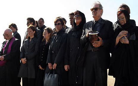 Un visage familier manque cependant à l'appel, celui un visage familier manque cependant à l'appel, celui de julie de bona. Saison 7 / Episodes de la série Une Famille formidable ...
