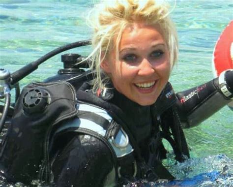 Hot Women Scuba Diving Memugaa