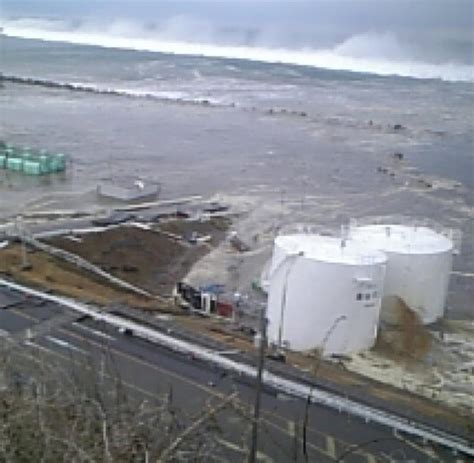 In der lituya bay in alaska wurden wellen nachgewiesen, die zwar nicht über 100 m höhe hinausgingen, aber einen 520 m hohen hügel überrollten ( megatsunami ). Super-GAU in Japan: Neue Bilder zeigen Tsunami-Welle in ...