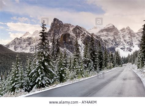 Stock Foto Wenkchemna Peaks Over Moraine Lake In The Snow Banff