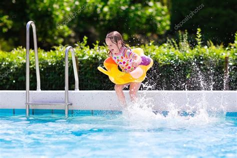 Kids Jumping Into Swimming Pool — Stock Photo © Famveldman 117782252