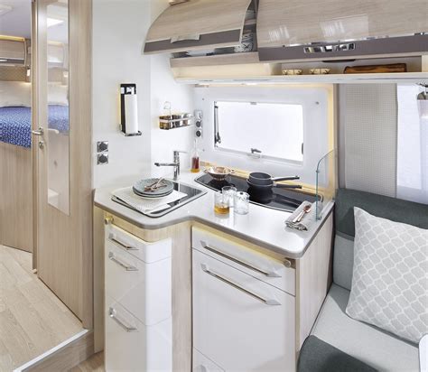 Im laufe der 80er verlagerte rapido seinen schwerpunkt vom caravanbau immer mehr in richtung rapido wohnmobil. RAPIDO 666F - Großer offener Wohnbereich, Einzelbetten ...