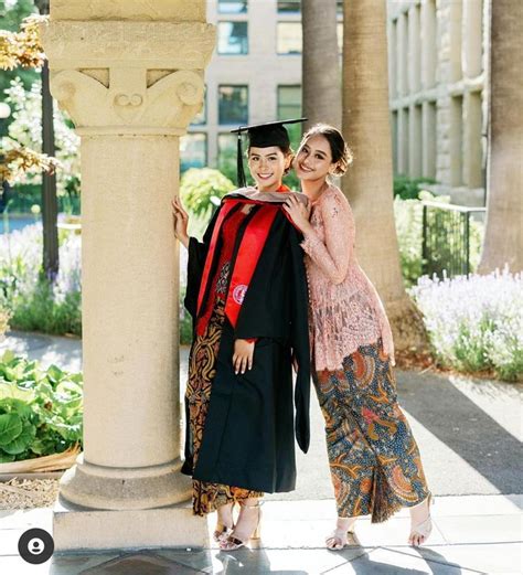Maudy Ayunda Wisuda, Cantik & Anggun dengan Kebaya Penuh Makna