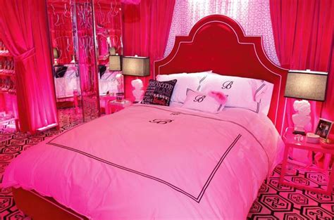 The alternating light and deep pink wall shades look great with the organic white cotton bedspread done up in pink and golden floral designs. 31 Pretty in Pink Bedroom Designs