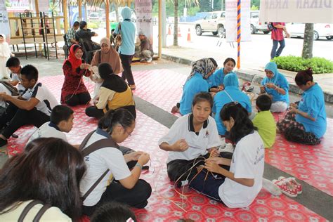 Blog ini adalah mengenai pengurusan pembelajaran di sekolah terutamanya di bawah kementerian pelajaran malaysia. Budaya Kraf: HARI PENDIDIKAN SENI DISAMBUT MERIAH