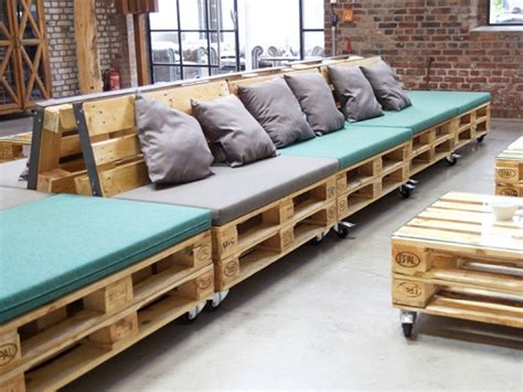 Wir geben es freilich zu: Paletten-Sofa Zweisitzer gepolstert
