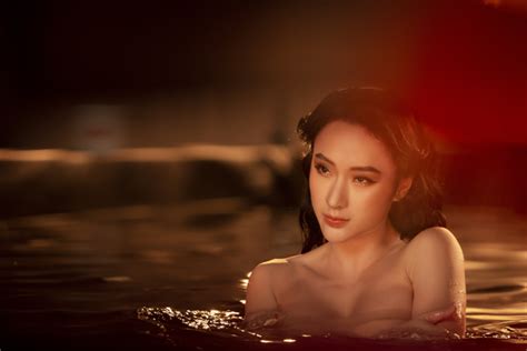 Người mẹ nhí được xem là bộ phim hài đầu tiên chứa yếu tố ma thuật ở việt nam. Angela Phương Trinh mặc áo yếm khoe khí chất nữ thần