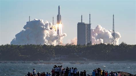 El cohete chino de 50 metros de altura se encuentra descontrolado, esto quiere decir que puede reentrar en la atmósfera desconociendo donde puede caer. ¡PÁNICO! El cohete que los chinos mandaron al espacio ...