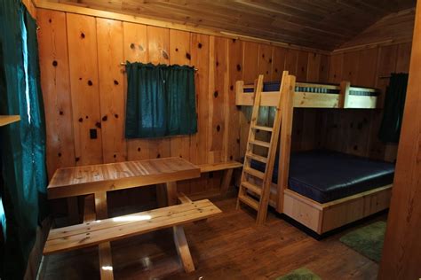 Cabins of mackinaw ligger centralt i mackinaw city, en kvarts bilfärd från både mackinac bridge och animal tracks äventyrsgolf. Photo Tour of Mackinac Lakefront Cabin Rentals