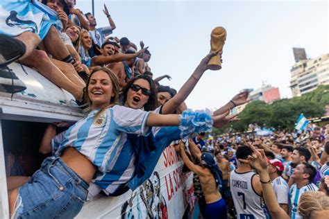Más Fanáticos Argentinos Se Desnudan O Se Desnudan En Topless En Una