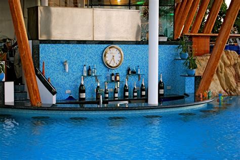 22 Breathtaking Pool Side Bar Ideas