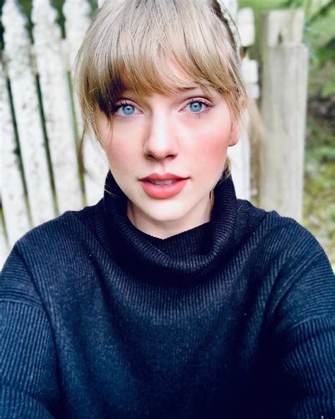 Cute Taylor Swift Selfie Celeblr