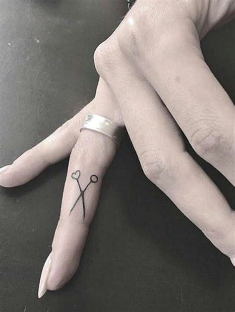 Pin de Sydney Bland em Тату Tatuagem no dedo Tatuagem de tesoura