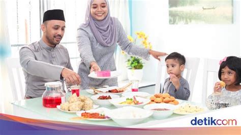 Hilal tak terlihat hari ini, lebaran jatuh 13 mei 2021) kepala pusat seismologi teknik, geofisika potensial dan tanda waktu bmkg, rahmat. Lebaran di Rumah Saja, Ditemani Hidangan Spesial Hari Raya