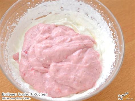 Für 20 minuten in der form lassen und dann auf einem kuchengitter abkühlen lassen. Erdbeer Joghurt Kuchen - Rezept - Tortenboden mit Kick ...
