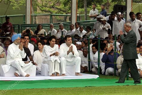 In Pictures — Top Congress Leaders Pay Tribute To Rajiv Gandhi On His