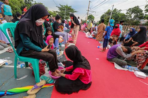 Foto 500 Warga Ikuti Kegiatan Mencuci Kaki Ibu Massal