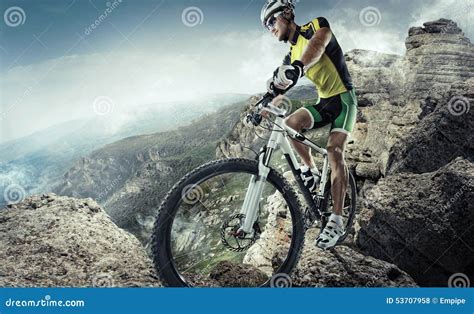 Ciclista Del Mountain Bike Fotografia Stock Immagine Di Azione 53707958