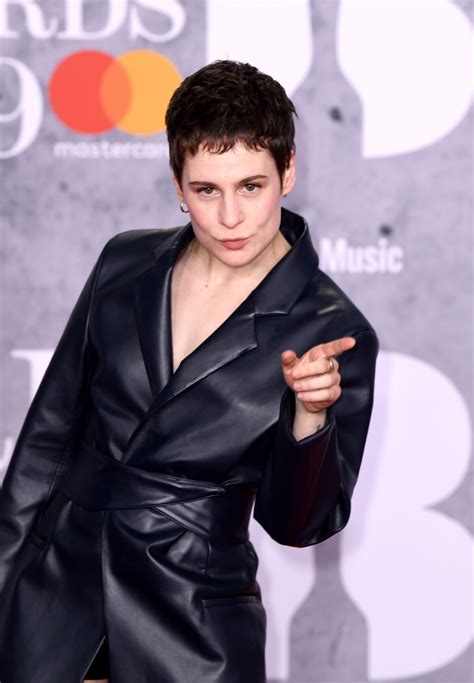 Vidéo Chris Christine and The Queens aux Brit Awards à Londres le