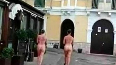 Due Turiste Nude Attraversano Il Centro Storico Il Video Diventa Virale