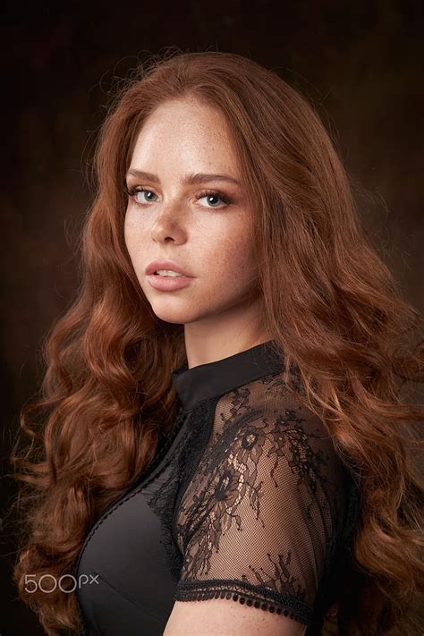Alexander Vinogradov 여성 빨간 머리 긴 머리 물결 모양의 머리카락 주근깨 뷰어를보고 검은 옷