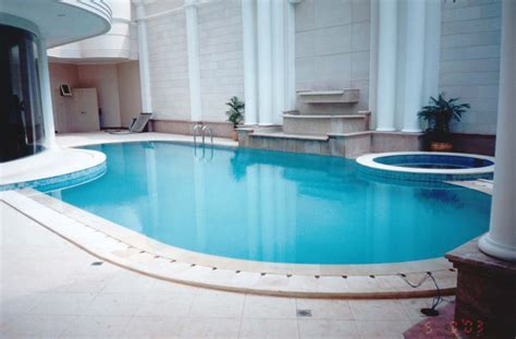 Selain menambah nuansa alami pada rumah, kolam renang minimalis bergaya kontemporer ini juga akan menyempurnakan estetika hunian secara keseluruhan. Kolam Renang Mewah Dalam Rumah