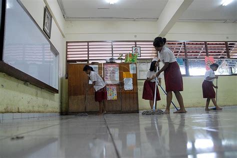 Contoh gotong royong di sekolah. Siswa SD Gotong Royong Bersihkan Ruang Belajar yang Terendam Banjir | Republika Online