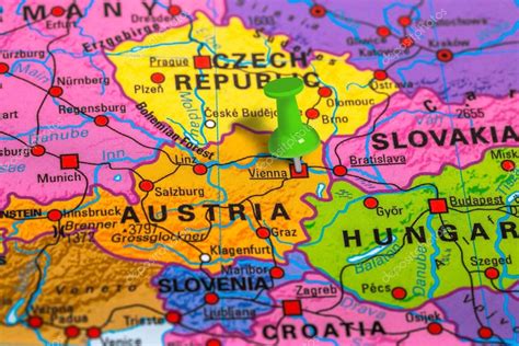 Veel steden, dorpen, wegen, spoorwegen en wateren staan op de kaart. Wenen Oostenrijk kaart — Stockfoto © bennymarty #129105430