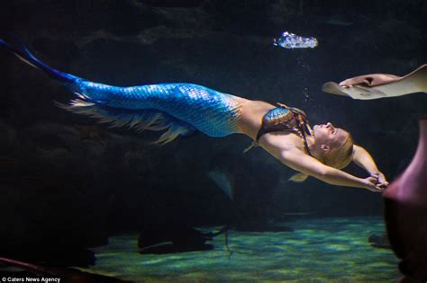 Mermaid Melissa Wears Her Tail Everyday Can Hold Her Breath