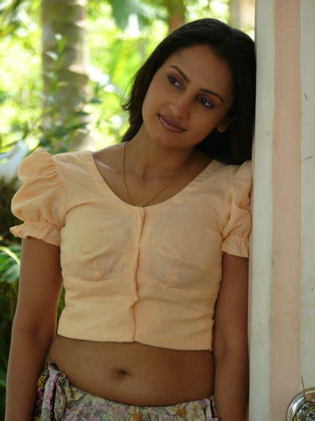 Sri Lankan Girls Are Wearing Low Waist Sarees As A Style Now බුරිය පේන්න සාරිය ඇඳල Elakiri