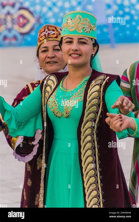 Bukhara Uzbekistan April 30 2018 Dancers Wearing Traditional Dress In The Center Of Bukhara