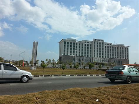 Car park are there for guest's enjoyment. Lacasa Biru : Hotel Tabung Haji Kepala Batas Kedah : Jalan ...