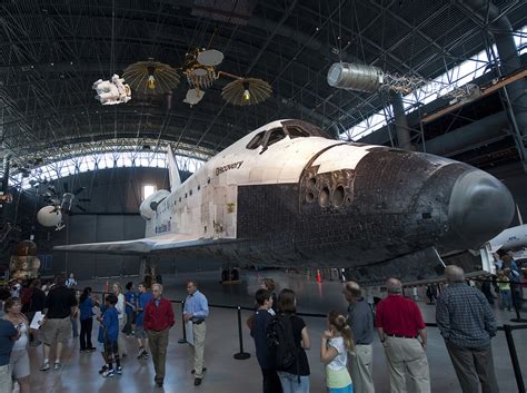 Space Shuttle Discovery On Display On Display At The Udvar Flickr